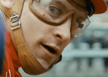 Red Pollard (Tobey Maguire) riding an horse in the movie 'Seabiscuit'.