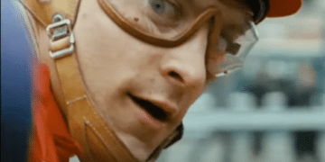 Red Pollard (Tobey Maguire) riding an horse in the movie 'Seabiscuit'.