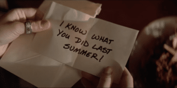 One of the main characters reading a note that says: 'I Know What You Did Last Summer'