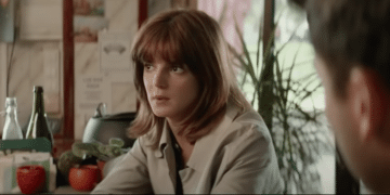 Clara Lago as Bea Vélez in Gente que viene y bah.