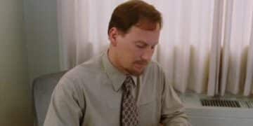 Barry Munday wakes up after being attacked to realize that he's missing his family jewels. To make matters worse, he learns he's facing a paternity lawsuit filed by a woman he can't remember having sex with.