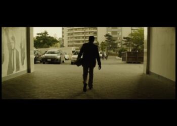 A glum history professor spots his double in a bit role in a movie and decides to track him down. The identical men meet, and their lives become bizarrely and irrevocably intertwined.