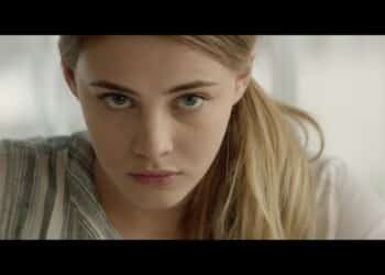 A dedicated college student falls for a dark and mysterious rebel during her first semester.