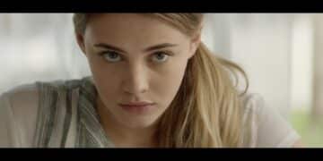 A dedicated college student falls for a dark and mysterious rebel during her first semester.