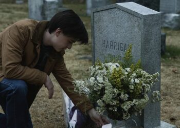 When Mr. Harrigan dies, the teen who befriended and did odd jobs for him, puts his smart phone in his pocket before burial and when the lonely youth leaves his dead friend a message, he is shocked to get a return text.