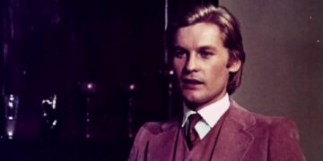 A corrupt young man somehow keeps his youthful beauty eternally, but a special painting gradually reveals his inner ugliness to all.