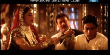 After his wealthy family prohibits him from marrying the woman he is in love with, Devdas Mukherjee's life spirals further and further out of control as he takes up alcohol and a life of vice to numb the pain.