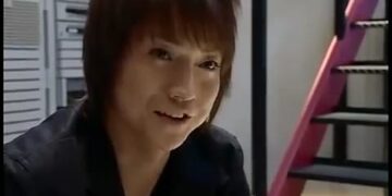 Picking up where the first one leaves off, Light joins the task force searching for Kira in an effort to avert suspicion from himself and get rid of L.