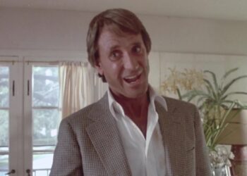 A secret fling between a man and his mistress leads to blackmail and murder.