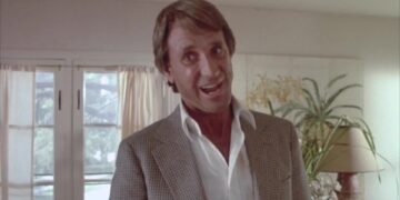 A secret fling between a man and his mistress leads to blackmail and murder.