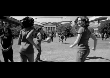 In a seemingly perfect community, without war, pain, suffering, differences or choice, a young boy is chosen to learn from an elderly man about the true pain and pleasure of the ""real"" world.