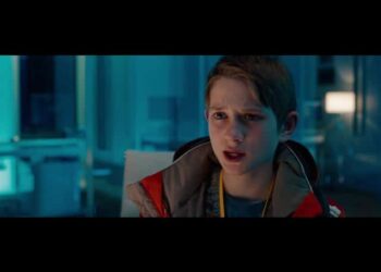 A nine-year-old amateur inventor, Francophile, and pacifist searches New York City for the lock that matches a mysterious key left behind by his father, who died in the World Trade Center on September 11, 2001.