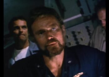 A Navy Captain uses his experimental Snark to reach a nuclear submarine stuck on an ocean ledge.