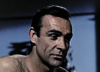 James Bond willingly falls into an assassination plot involving a naive Russian beauty in order to retrieve a Soviet encryption device that was stolen by S.P.E.C.T.R.E.