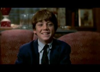 Teenager Danny Masters, the son of the late Harry Masters, considered the second best escape artist in history, wants to follow in his father's footsteps, he already a skilled but untested magician.