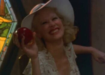 An art director in the 1930s falls in love and attempts to make a young woman an actress despite Hollywood who wants nothing to do with her because of her problems with an estranged man and her alcoholic father.