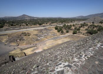 Teotihuacan pyramid mexico ancient ruins