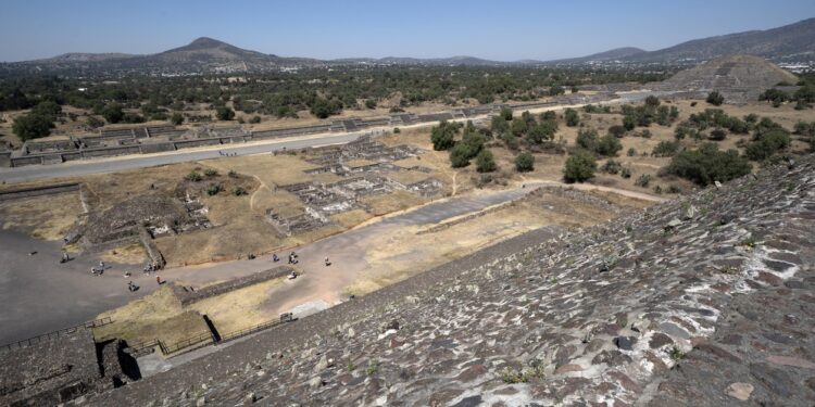 Teotihuacan pyramid mexico ancient ruins