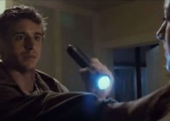 A parasitic alien soul is injected into the body of Melanie Stryder. Instead of carrying out her race's mission of taking over the Earth, ""Wanda"" (as she comes to be called) forms a bond with her host and sets out to aid other free humans.